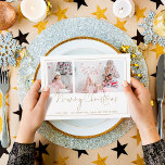 Cartão de Natal Merry Script de Foto da Linha 2 Do<br><div class="desc">Cartão de Natal Feliz com Script de Foto Dourado Line Border 2. Mínima elegância com uma fronteira de ouro na linha de solteiro. Substitua as duas fotos de exemplo por suas próprias e personalize com suas saudações e nomes na parte inferior. Feliz Natal está em um roteiro de na moda....</div>
