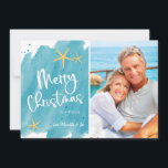 Cartão de Natal Mínimo de Beach Watercolor<br><div class="desc">A design de cartão de Natal de praia minimalista da Boutique Co. náutica apresenta a tipografia moderna escrita à mão, a sua fotografia de retrato favorita (proporção 5x7) e os sotaques de estrelas de aquarela para um tema de feriado tropical divertido. O design é definido em um fundo de amostra...</div>