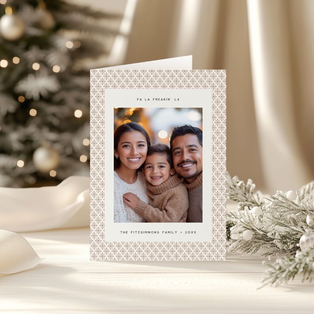 Cartão de Natal Mínimo de Castanho e Neve Branco (Neutral Snowflake Modern Christmas Folded Card)