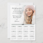 Cartão de Natal Motivacional de Foto para Calendár<br><div class="desc">Foto de citação motivacional com cartão de Natal de Calendário 2025... Envie uma saudação personalizada e sincera às pessoas especiais em sua lista de feriados este ano com a citação motivacional que diz: "A luz que você brilha sobre minha vida brilha a cada ano que passa." O texto de exemplo...</div>