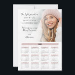 Cartão de Natal Motivacional de Foto para Calendár<br><div class="desc">Foto de citação motivacional com cartão de Natal de Calendário 2025... Envie uma saudação personalizada e sincera às pessoas especiais em sua lista de feriados este ano com a citação motivacional que diz: "A luz que você brilha sobre minha vida brilha a cada ano que passa." O texto de exemplo...</div>