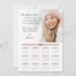 Cartão de Natal Motivacional de Foto para Calendár<br><div class="desc">Foto de citação motivacional com cartão de Natal de Calendário 2025... Envie uma saudação personalizada e sincera às pessoas especiais em sua lista de feriados este ano com a citação motivacional que diz: "A luz que você brilha sobre minha vida brilha a cada ano que passa." O texto de exemplo...</div>