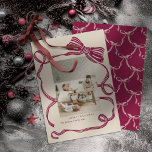 Cartão de Natal Plana de 2024, com Foto Personaliz<br><div class="desc">Vintage Burgundy Wine Red Arco Custom Photo Flat Christmas Holiday Card 2024 — Torne esta temporada de festas inesquecível com nossos distintos cartões personalizados. Suas fotografias realmente brilharão nesta adorável design, apresentando um elegante, profundo, vibrante e brilhante arco de fita listrada branca de marfim e marfim cremoso. Compartilhe a alegria...</div>