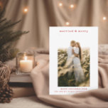 Cartão de Natal Simples e Casado Minimalista<br><div class="desc">Este novo cartão de Natal casado e feliz apresenta um fundo vermelho profundo com texto branco simples. Adicione sua foto de casamento para criar o cartão de cartões de natal perfeito para seu primeiro Natal como casal casado. #casaradandmerry #ourfirstchristmastogether</div>