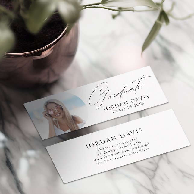 Cartão de Nome de Graduado com Foto de Roteiro Ele (Simple Elegant Script Photo Graduate Name Card)