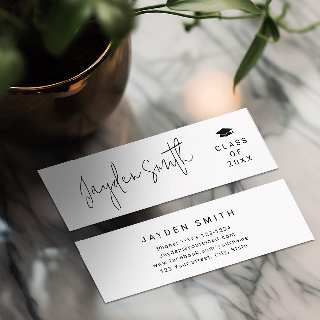 Cartão de Nome de Graduado de Letra Moderna Simple (Black Simple Modern Script Graduate Name Card)