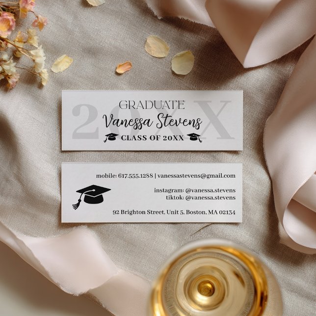 Cartão de nome preto e branco Casual Moderno para  (Modern Casual black white name card graduation)