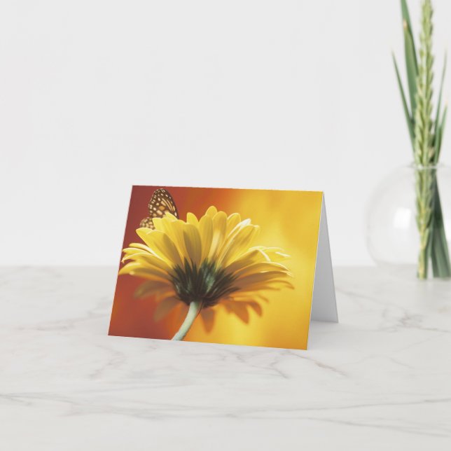 Cartão de Nota Amarelo de Margarida e Borboleta (Frente)