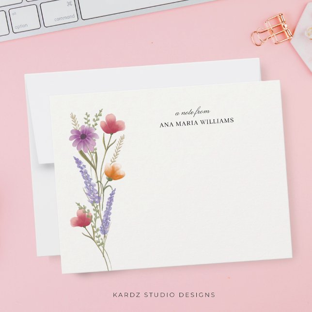 Cartão de Nota Chic Wildflower Elegante (Minimal wildflower note card with elegant script typography for your chic personalized stationery.)