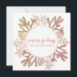 Cartão de Nota de Feriado de Saudações da Estação<br><div class="desc">Um cartão de nota de feriado bonito "saudações da estação" dentro de um círculo de cones de pinheiro,  holly,  ramificações de pinheiro. Envie uma nota de feriado com estilo rústico.</div>