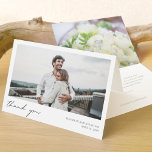 Cartão de Nota Personalizado de Foto Obrigado<br><div class="desc">Este simples e na moda, modelo de cartões de agradecimentos de casamento de fotos moderna apresenta 'obrigado você' e seus nomes e data abaixo de sua foto. Nós demos a este design minimalista um toque caloroso com 'obrigado você' em preto num desenho relaxado e em minúsculas que se sente íntimo...</div>