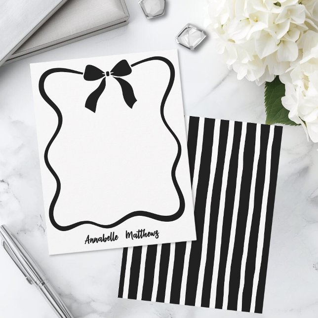 Cartão De Notas Arco Personalizado Preto e Branco (Black White Bow Wavy Border Personalized Note Card)