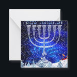Cartão De Notas Feliz Hanukkah Neve e Menorá<br><div class="desc">Feliz Hanukkah em hebraico, Paisagem de neve, Menorá de prata, Lado reverso em inglês Feliz Hanukkah, </div>
