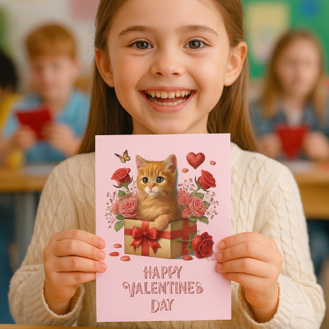 Cartão De Notas Gatinho de Dia de os namorados de sala de aula (Happy girl shows kitten Valentine card in bright classroom perfect for school  card exchange)