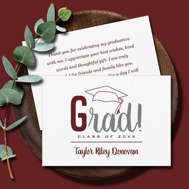 Cartão De Notas Graduação do Boné do Formando Chic Maroon (Maroon and gray grad cap graduation flat note cards with name on front, your message on the back)