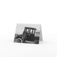 Homem de Estilo Antigo com Carro