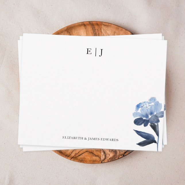 Cartão De Notas Iniciais de Casal de Monograma Floral Azul Persona (Elegant simple couple monogram with blue watercolor flower note card on brown plate)