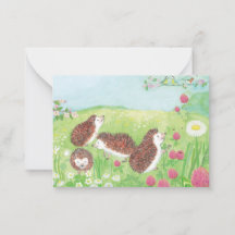 Jovens ouriços no prado  