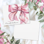 Cartão De Notas Laço Rosa Personalizado Obrigada<br><div class="desc">Este divertido e feminino design de cartão de nota apresenta um grande laço rosa em aquarela na frente à direita,  com o nome do destinatário elegantemente exibido em caligrafia manuscrita na parte inferior esquerda. O verso do cartão oferece um espaço totalmente em branco,  perfeito para escrever notas pessoais.</div>