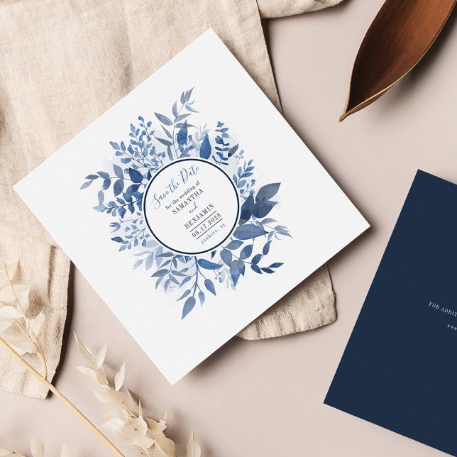 Cartão De Notas Marinho de Folhagem de Script de Água Azul Salvar  (Dusty Blue Floral Script Wedding Save the Date Square Card)