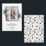 Cartão De Notas Mini Dusty Winter Watercolor Foto Feliz De Natal<br><div class="desc">Apresentando nossa Mini Dusty Winter Watercolor Merry Christmas Photo Note Card! Esta bela placa 3.5x2.5 apresenta a sua foto de família favorita, com o Feliz Natal em uma conhecida caligrafia manuscrita e duo de fontes serif. É embelezado com pintura manual de cor d'água verde botânico e cones de pinheiro de...</div>