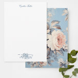Cartão De Notas Rosas brancas sobre fundo azul-russo<br><div class="desc">Leve antigas rosas brancas e flores silvestres em fundo azul-rústico. Campo de texto opcional e gráfico de divisor floral.</div>