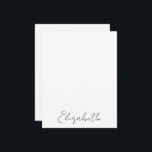 Cartão De Notas Roteiro de Nome Personalizado Manuscrito Elegante<br><div class="desc">Impressionante em sua simplicidade,  estes cartões de nota personalizados e personalizados apresentam uma fonte de estilo manuscrito. Em preto no branco. O nome é personalizável. Faz um presente maravilhoso para os feriados,  damas de honra,  formatura e muito mais. Parte de uma coleção da Parcel Studios.</div>