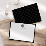Cartão De Notas Vintage Scallop Seashell Personalizado Preto<br><div class="desc">Este cartão de nota personalizado costeiro clássico apresenta uma borda preta e uma ilustração vintage de um shell escallop. Personalize-o com o seu nome na fonte moderna sans serif. Um padrão sutil de conchas de vieiras em um fundo preto decora o contrário.</div>