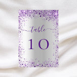Cartão de número da mesa de casamento violeta de p<br><div class="desc">Um fundo com aparência de prata falsa decorado com faíscas violetas roxas personalizam e adicionam seus números de tabela. Adicione seus números um a um.</div>