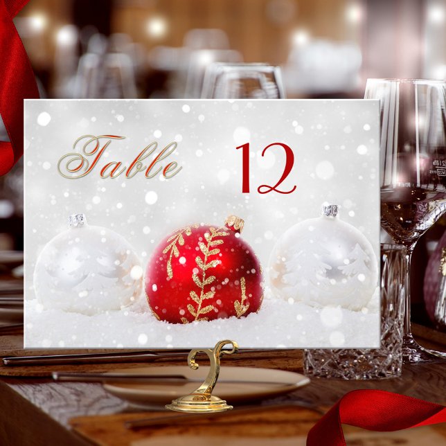 Cartão de Número de Tabela de Balas de Natal de Ne (Table number card showing festive Christmas balls with sparkling snow, in silver white, gold and red)
