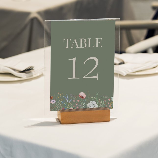 Cartão de Número de Tabela de Casamento de Flores  (Sage Green Wildflowers Wedding Table Number Card on a sunny outdoor wedding table.)