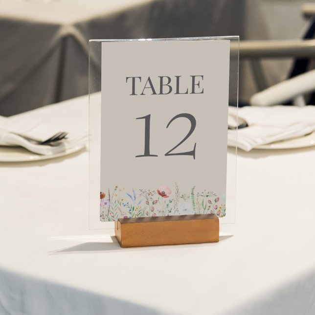 Cartão de Número de Tabela de Casamento de Prados  (Taupe Wildflower Meadow Wedding Table Number Card on a sunny white wedding table.)