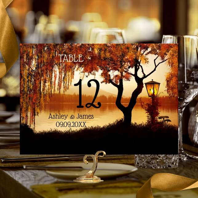 Cartão de Número de Tabela de Casamento do Autumn  (Fall wedding table number card featuring a colorful autumn tree and festive lantern at the waterside)
