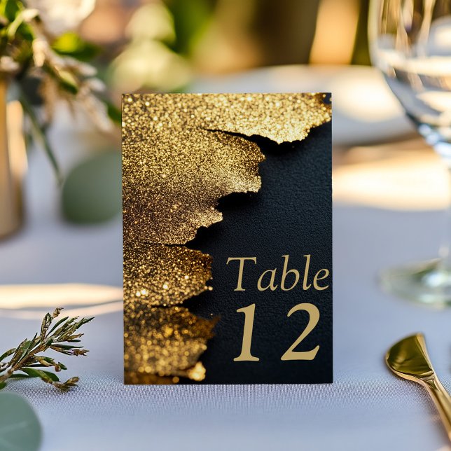 Cartão de Número de Tabela Elegante de Luxo Preto  (Sophisticated table number card features a luxurious gold glitter effect against textured black.)