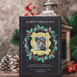 Cartão de Quadro de Natal Feriado Fotado FRIENDS™<br><div class="desc">Envie desejos festivos com o Cartão Quadro de Natal Feriado Feriado dos AMIGOS™. Apresentando um charmoso fundo do quadro, adornado com o logotipo icônico FRIENDS™, sotaques de férias e espaço para sua foto favorita, este cartão é perfeito para espalhar alegria aos entes queridos. Personalizável com sua mensagem de feriado, é...</div>