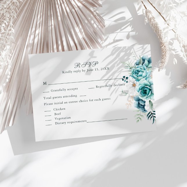 Cartão de Resposta de Casamento Botânico Flor Silv (Teal and Off-White Wildflowers Wedding RSVP Card on a sunny table with boho neutral dry botanicals)