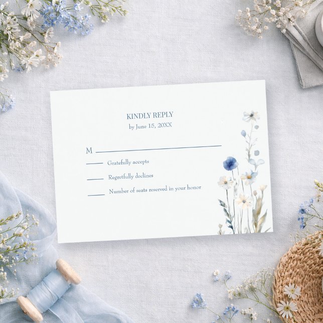 Cartão de Resposta de Casamento com Flores Silvest (Boho Blue Watercolor Wildflowers Wedding RSVP Card on a romantic table with tiny dusty blue flowers)