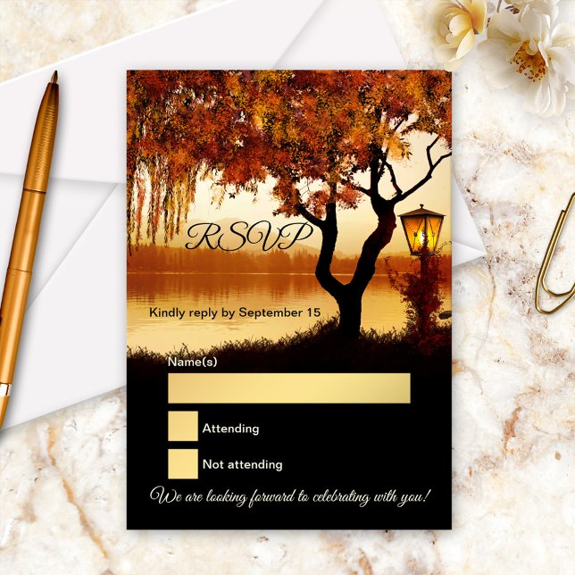 Cartão de Resposta de Casamento com Queda de Árvor (RSVP card featuring a colorful autumn tree with festive lantern overlooking a romantic lake)