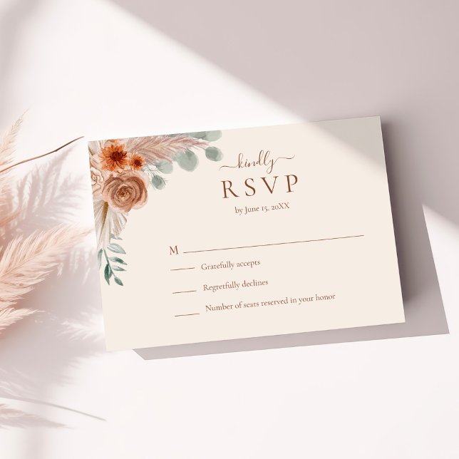 Cartão de Resposta de Casamento de Grama de Pampas (Terracotta Floral Pampas Grass Wedding RSVP Card on a sunny table with dry botanicals)