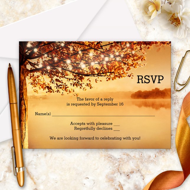 Cartão de Resposta de Casamento de Outono com Luze (A romantic fall wedding RSVP card with string lights on a tree overlooking the water.)