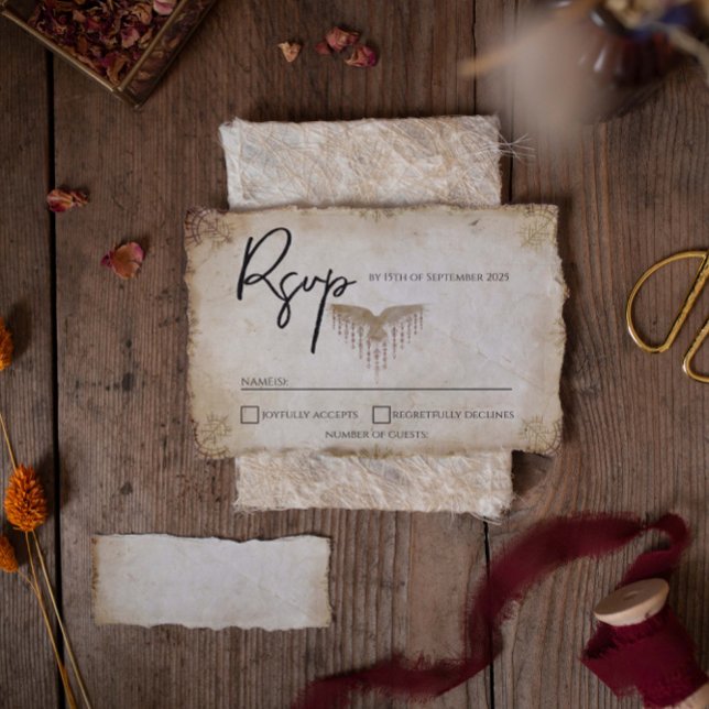 Cartão de Resposta de Casamento de Viking Único (Viking inspired wedding RSVP card in rustic style rested on a wooden background)