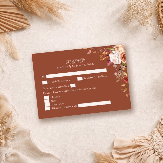 Cartão de Resposta de Casamento Floral Laranja Que (Terracotta Burnt Orange Floral Wedding RSVP Card on a neutral boho table)