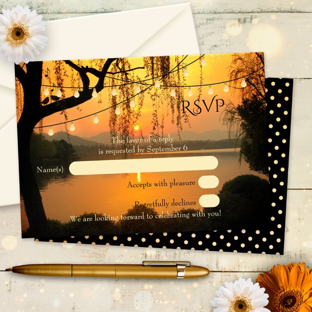Cartão de Resposta de Casamento Luzes de Cordão no (Wedding RSVP card with string lights on a tree overlooking the water at sunset)