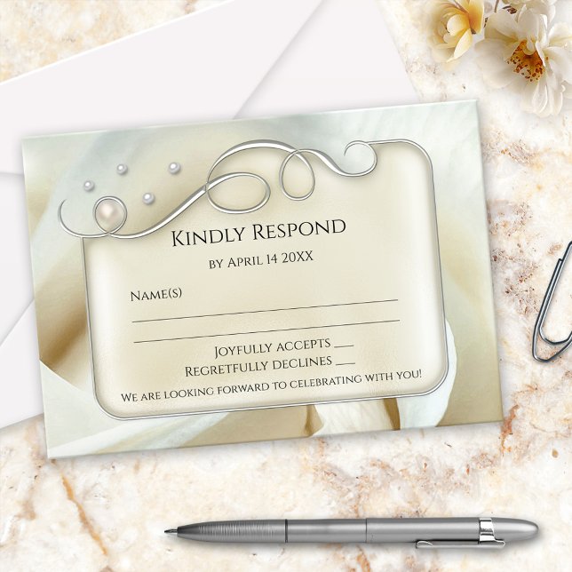 Cartão de Resposta de Casamento Rosa Pérola de Mar (RSVP card featuring artistic silver floral swirls and tiny pearls on a chic ivory cream colored rose)