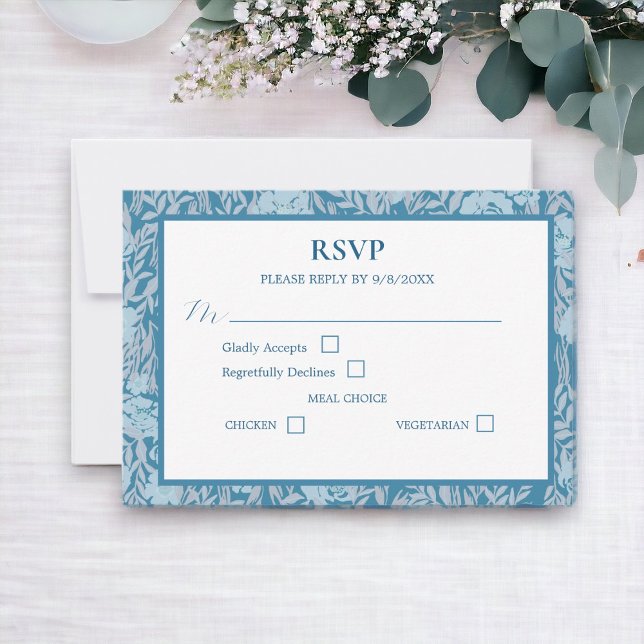 Cartão de Resposta Floral Elegante Azul Suave (Have your guests respond to you with this elegant RSVP enclosure card.)