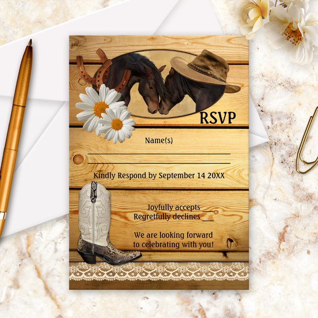 Cartão de RSVP Country Western Rústico Cavalos (Rustic wedding RSVP card featuring two romantic horses with a hat, cowboy boot, daisies and lace)