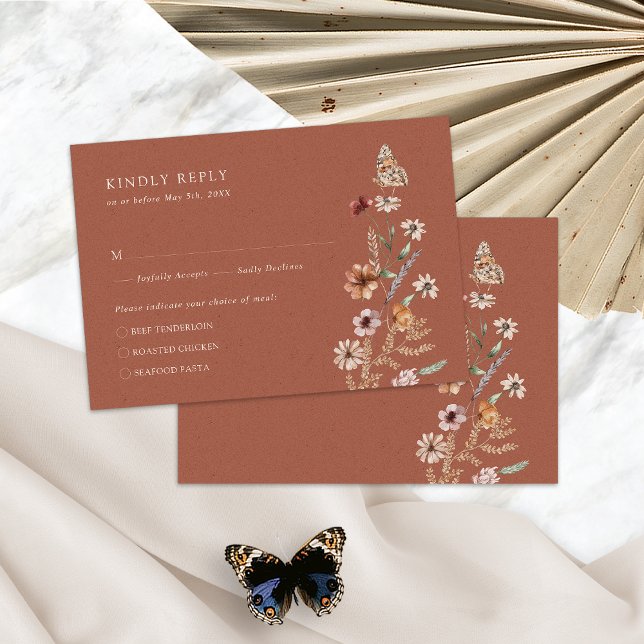 Cartão de RSVP Terracota Rústico Boho (Terracotta Rustic Boho Floral RSVP Card with Butterfly by Painted Paperie
)