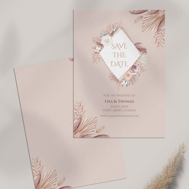 Cartão de Salvar a Data Boho Blush com Grama Pampa (Boho Blush Pampas Grass Save the Date Card on table)