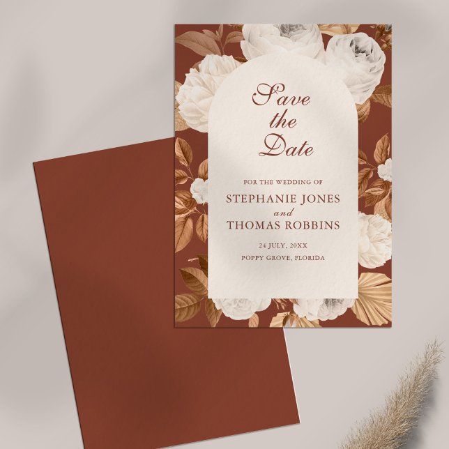 Cartão de Salvar a Data Boho Moderna Terracota (Boho Modern Terracotta Save the Date Card on white table.)