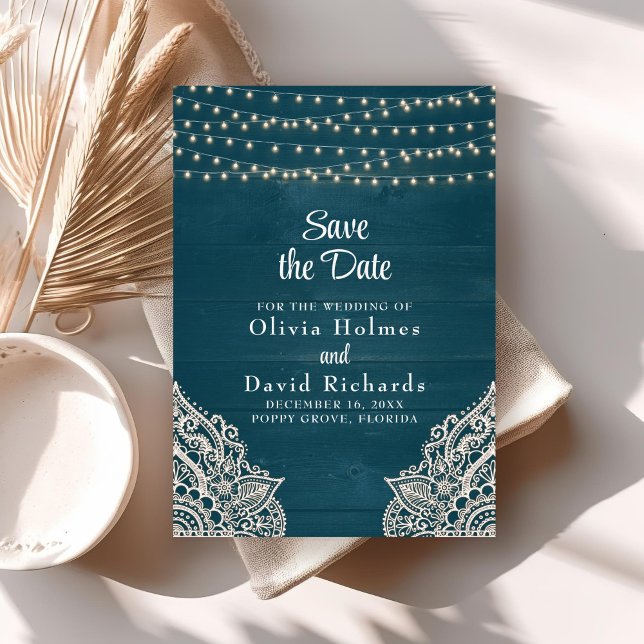 Cartão de Salvar a Data com Luzes de Corda Rústica (Dark Teal Rustic String Light Save the Date Card on boho wedding table.)